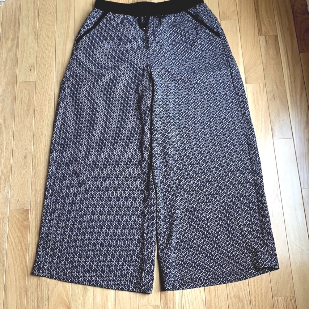 MAX STUDIO NWT BEAUTIFUL WIDE LEG CAPRIS, SUPER LIGHT WEIGHT